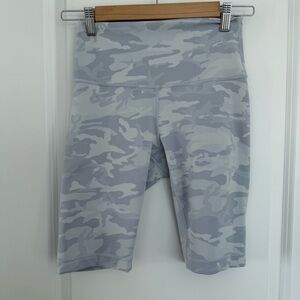 LULULEMON | Camo ribbed 10" biker shorts - Size 6